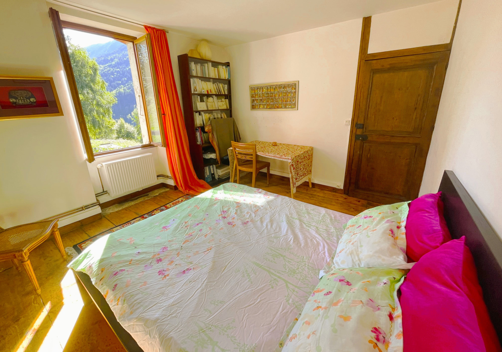 Chambre de la Source du Yi : lit, fenêtre ouverte sur la montagne et bibliothèque de livres