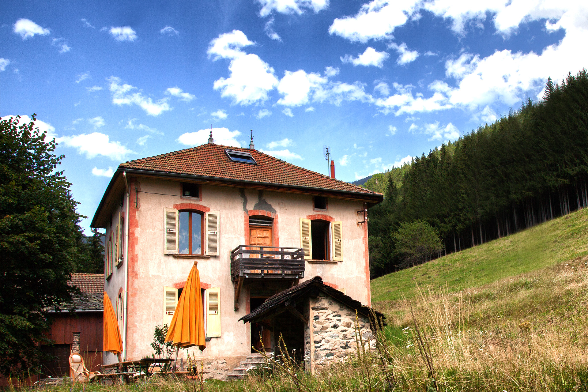 Maison de La Source du Yi et massif de Belledonne, cadrage large, lumière naturelle
