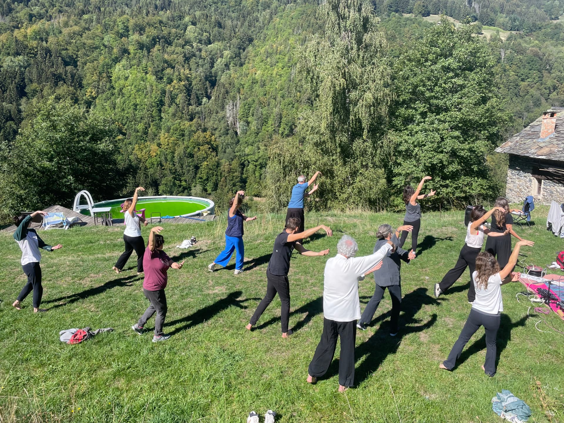 Groupe pratiquant le Qigong en plein air dans l'herbe, à La Piat