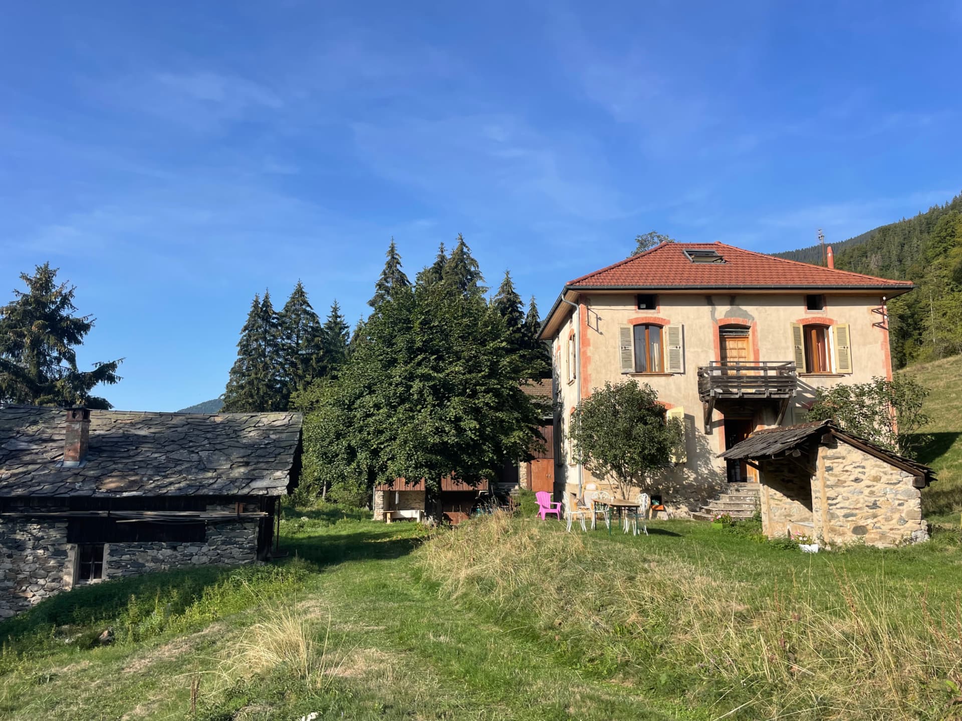 La maison de la Source du Yi et le massif de Belledonne