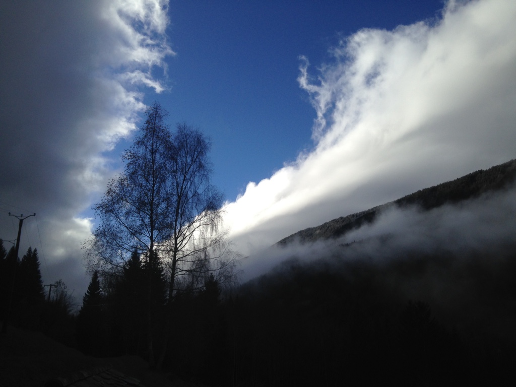 Ciel et brumes au-dessus des montagnes du Piat